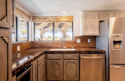 Indian Cove House | 5 Acre Retreat Pool & eBikes-walk to JTPark