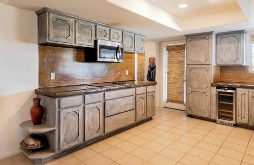 Indian Cove House | 5 Acre Retreat Pool & eBikes-walk to JTPark