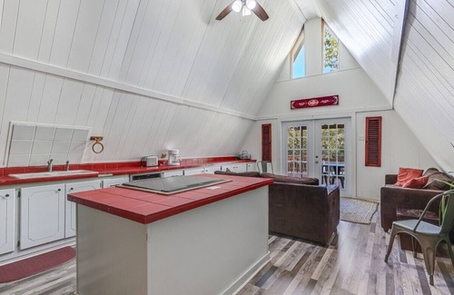 Belton House | 5 acre Retreat Waterfront! Kayaks, Disc golf +