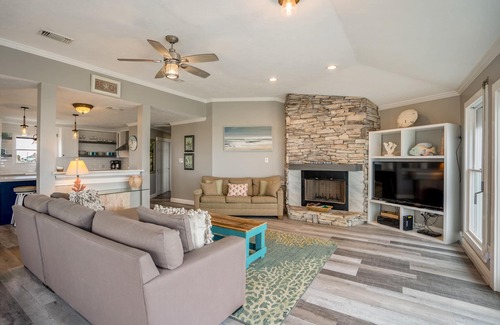 Galveston House | 5 Bdr./3 bath Remodeled in 2020 West Galveston Beachfront house. Sleeps 14.