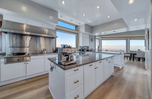 Claremont House | 5-bdrm home in Oakland Hills, with sweeping views of San Francisco and GG Bridge