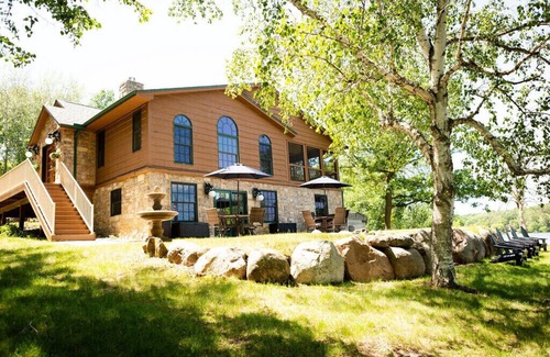 South Haven House | 5 bed, 2 bath Lake Home, Sauna, screen porch, 2 kayaks, patio, otter island.