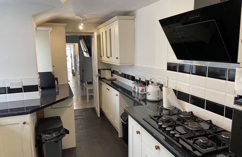 Weymouth House | 5 bed, 5 bath, Slps 18, Town Ho. 60 yds Weymth beach & harbour, NEWLY RENOVATED!