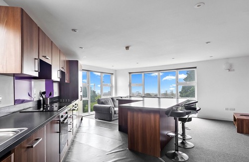 Plymouth Apartment | 5 Bed Apartment @ Derriford Stays by Pureserviced