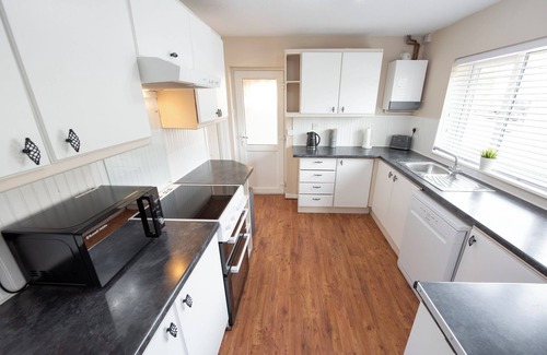 Colchester House | 5 Bed Detached House, Parking and fast wifi. Pet Friendly
