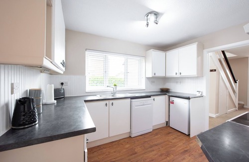 Colchester House | 5 Bed Detached House, Parking and fast wifi. Pet Friendly