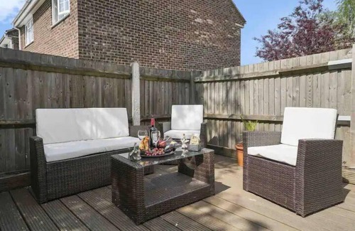Larkfield House | 5 Bed House - Sleeps 10 - Garden - Parking - Wifi