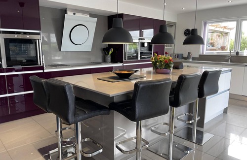 Tavistock House | 5 Bed House-Sleeps 14-Hot Tub-Bar-Garden-Parking