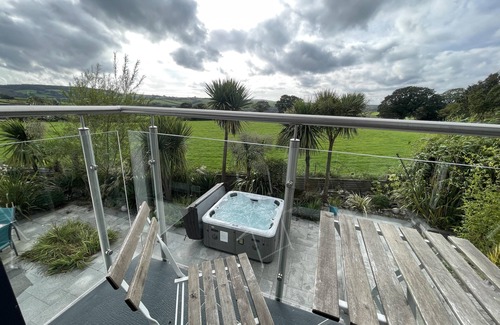 Tavistock House | 5 Bed House-Sleeps 14-Hot Tub-Bar-Garden-Parking