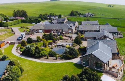 Heriot House | 5 Bed House -Sleeps 10- Hot Tub - Garden - Parking