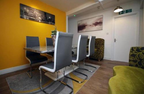 Castle Apartment | 5 Bed House - Sleeps 16 - Parking - Wifi