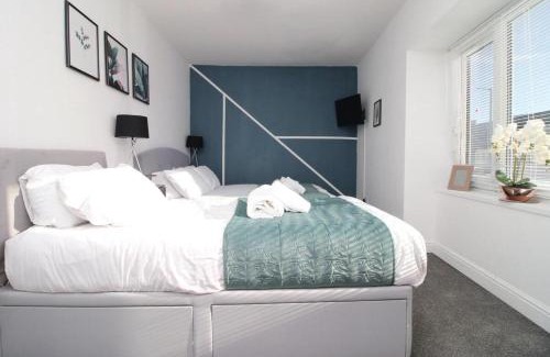 Castle Apartment | 5 Bed House - Sleeps 16 - Parking - Wifi