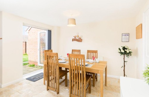 Wolverhampton Villa | 5 bed house with free parking in quiet location