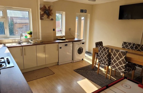 Birmingham House | 5-Bed House with separate living room