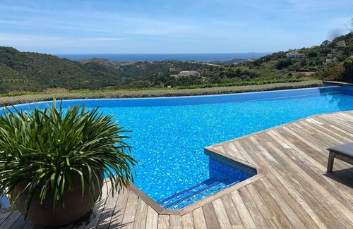Benahavis Villa | 5 Bed Luxury with incredible views, gym, spa, cinema and 2 pools!