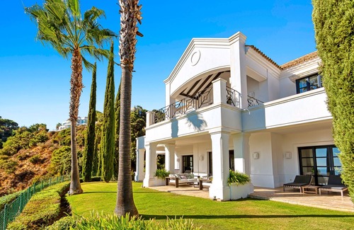 Benahavis Villa | 5 Bed Luxury with incredible views, gym, spa, cinema and 2 pools!