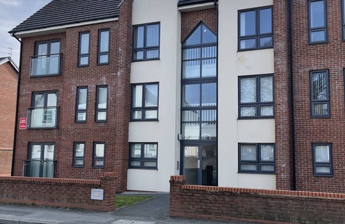 Liverpool Apartment | 5 bed, sleeps 10, handy for Anfield & Tourists
