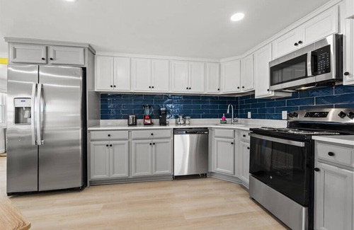 Crescent Beach Apartment | 5 bedroom-2 and a half bathroom Apartment