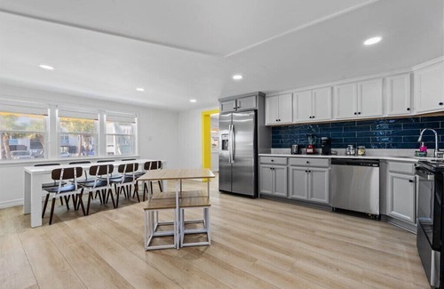 Crescent Beach Apartment | 5 bedroom-2 and a half bathroom Apartment