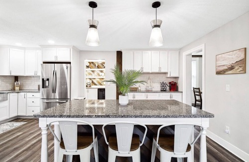Vermilion Apartment | 5 Bedroom|Arcade NBA Jam|Poker Table|Luxury