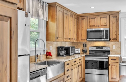 Killington Ski Chalet | 5-bedroom chalet walking distance to bars and restaurants - on the access road