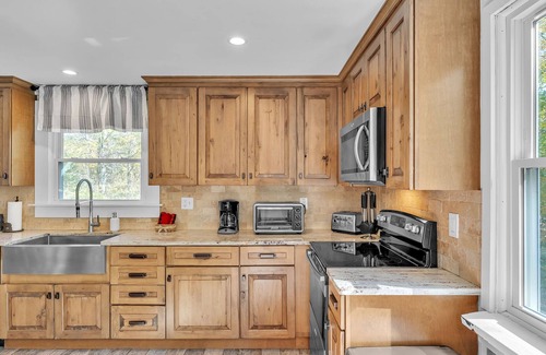 Killington Ski Chalet | 5-bedroom chalet walking distance to bars and restaurants - on the access road
