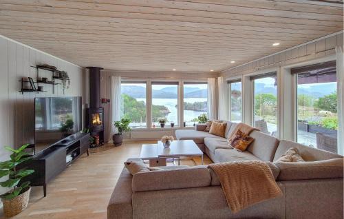 Sveio House | 5 Bedroom Cozy Home In Valevåg