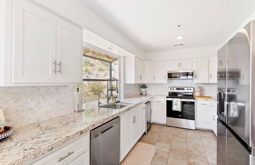 North Ridge House | 5-Bedroom Dual-Unit Retreat on 9.5 Acres – Perfect for Multi-Family Stays