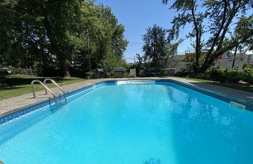 Broadway Gillham House | 5 Bedroom Farmhouse with Heated Pool