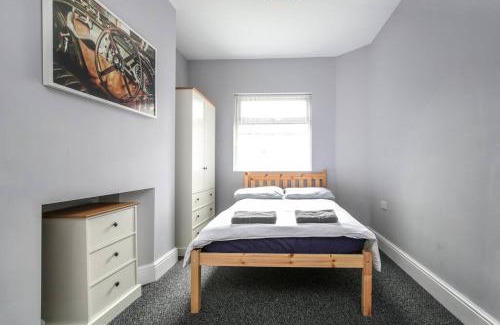 Liverpool House | 5 bedroom house, free parking, near football, sleeps 8