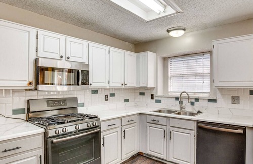 Grand Prairie House | 5-bedroom house with a private pool near Stadium and DFW