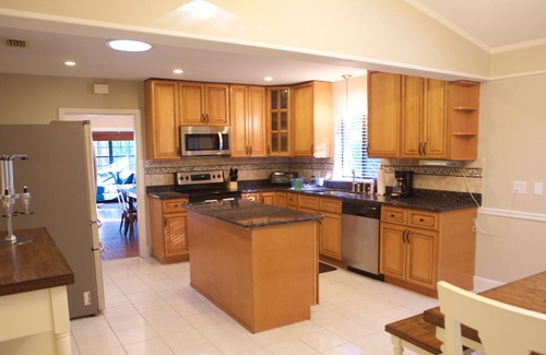 Gainesville House | 5 Bedroom House- Walk to UF/ Stadium- Perfect for families and Groups