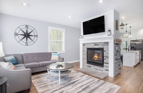 Miami Park House | 5-bedroom house with pool & hot tub, Lake MI beach access, theatre & game rooms