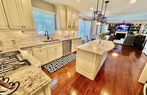 Greensboro House | 5 Bedroom Immaculate & Stylish Home in Quiet Area