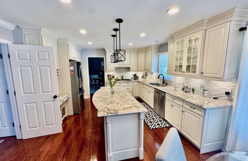 Greensboro House | 5 Bedroom Immaculate & Stylish Home in Quiet Area