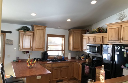 Oshkosh House | 5 Bedroom, sleeps 10-12, Hot Tub, Only minutes away from EAA