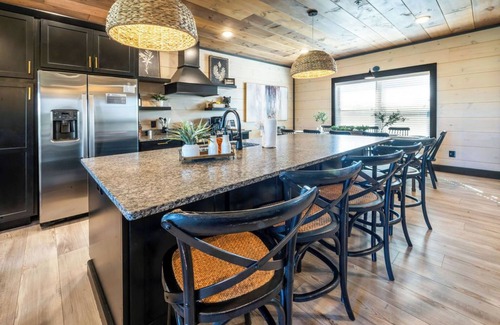 Sevierville Cabin | 5-bedroom,WATER PARK, indoor pool, jacuzzi, game room, pet friendly, sleeps 16
