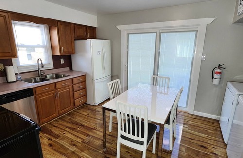 Villas House | 5 BEDROOMS and POOL, Hottub, Large Fenced Yard, Near Bay Beaches, PET FRIENDLY