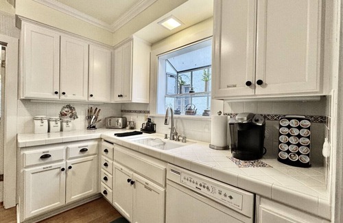 Land Park Apartment | 5 Bedrooms-King Bed-Land Park-Sacramento Zoo