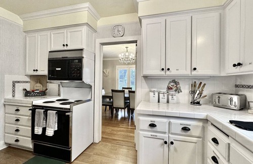 Land Park Apartment | 5 Bedrooms-King Bed-Land Park-Sacramento Zoo