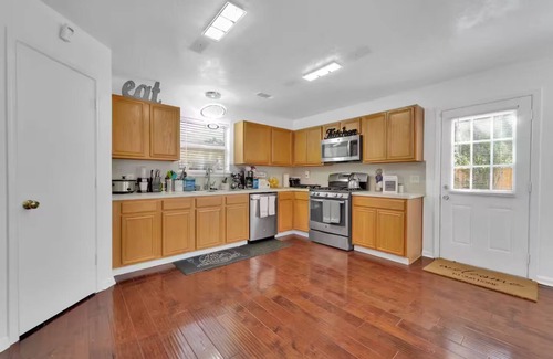 Houston House | 5 bedrooms Luxury House. Sleeps 16 people