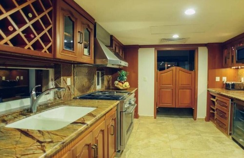 Puerto Aventuras House | 5 Bedrooms Marina Front Villa + Boat trip included after 7 nights Rental!