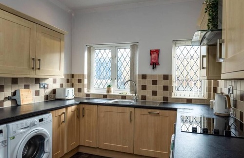 Llanelli Apartment | 5 Bedrooms, Off Road Parking, Courtyard