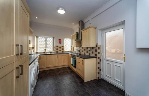 Llanelli Apartment | 5 Bedrooms, Off Road Parking, Courtyard