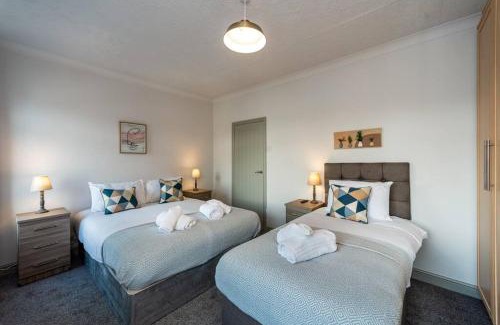 Llanelli Apartment | 5 Bedrooms, Off Road Parking, Courtyard