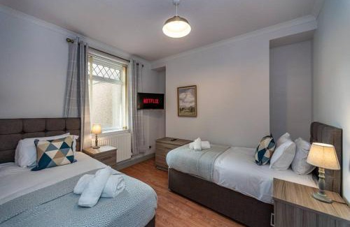 Llanelli Apartment | 5 Bedrooms, Off Road Parking, Courtyard