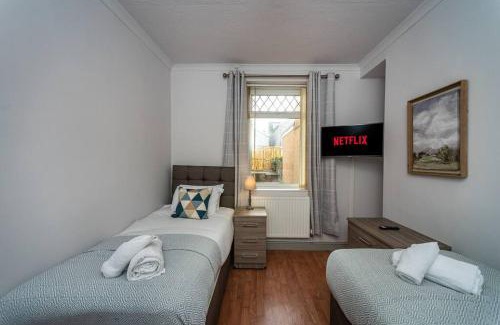 Llanelli Apartment | 5 Bedrooms, Off Road Parking, Courtyard