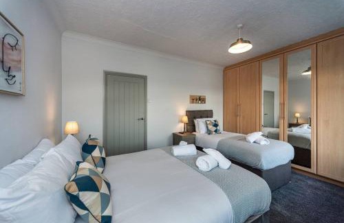 Llanelli Apartment | 5 Bedrooms, Off Road Parking, Courtyard