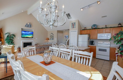 North End House | 5⭐️ “BEST TIME OF the YEAR AVAILABLE!” SEPT 27th to NOV 30th! 1 BLOCK TO BEACH!