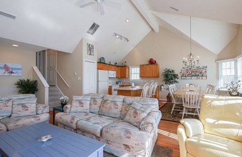 North End House | 5⭐️ “BEST TIME OF the YEAR AVAILABLE!” SEPT 27th to NOV 30th! 1 BLOCK TO BEACH!